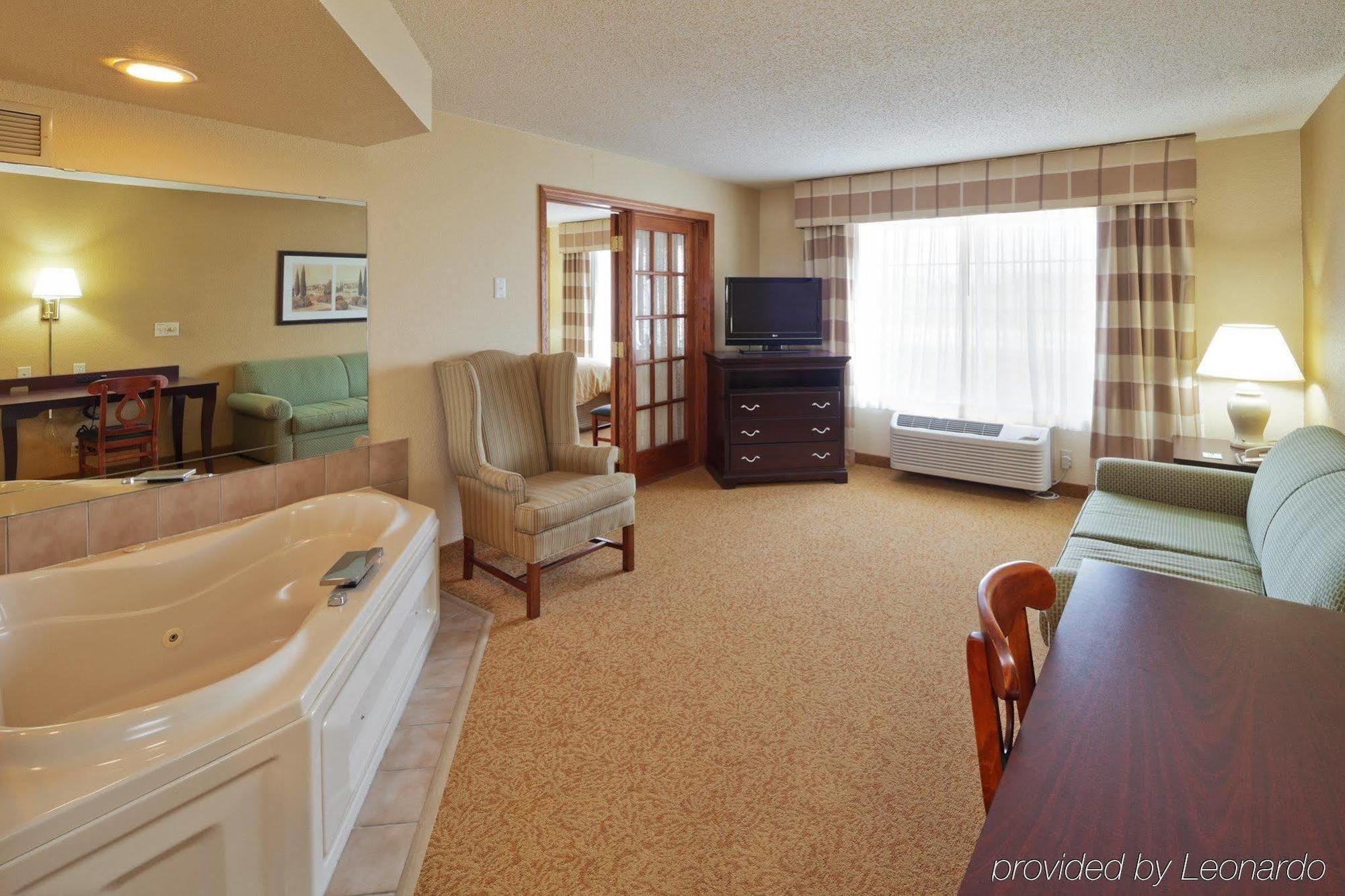 Country Inn & Suites By Radisson, West Bend, Wi الغرفة الصورة